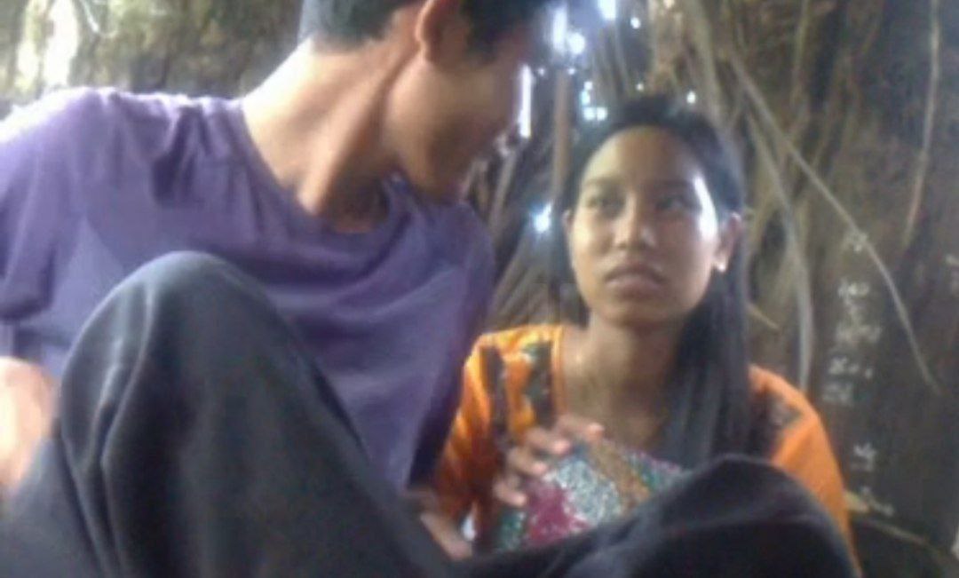 ချစ်ရင်‌အလိုးတော့ခံရမှာဘဲ